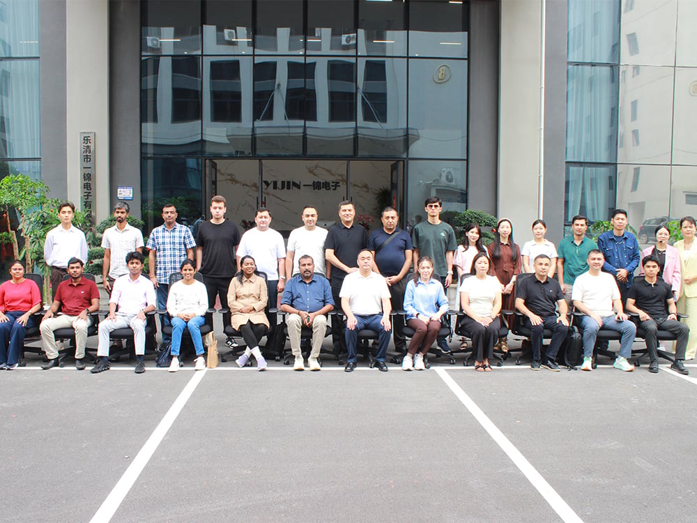 Foreign Guests Visit Yijin
