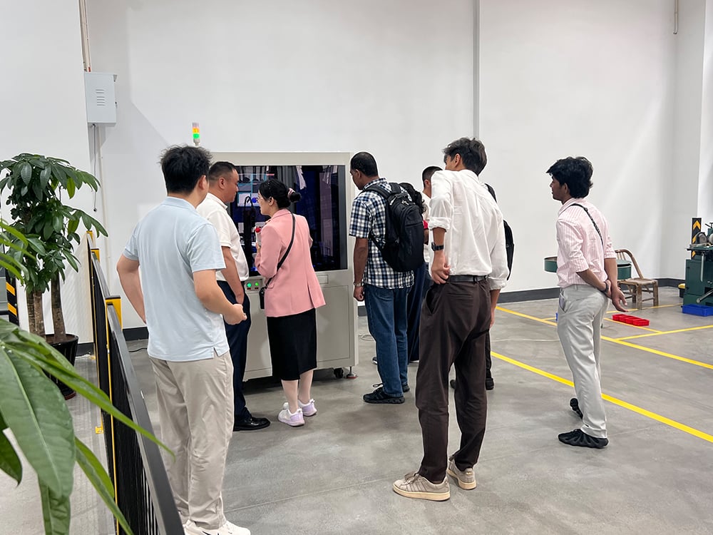 Foreign Guests Visit Yijin
