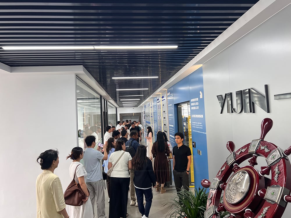 Foreign Guests Visit Yijin