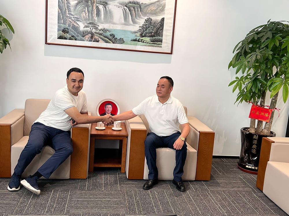 Foreign Guests Visit Yijin