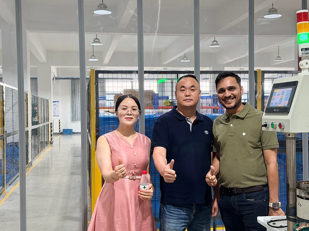 Foreign Guests Visit Yijin