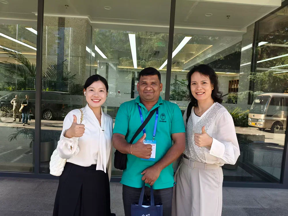 Foreign Guests Visit Yijin