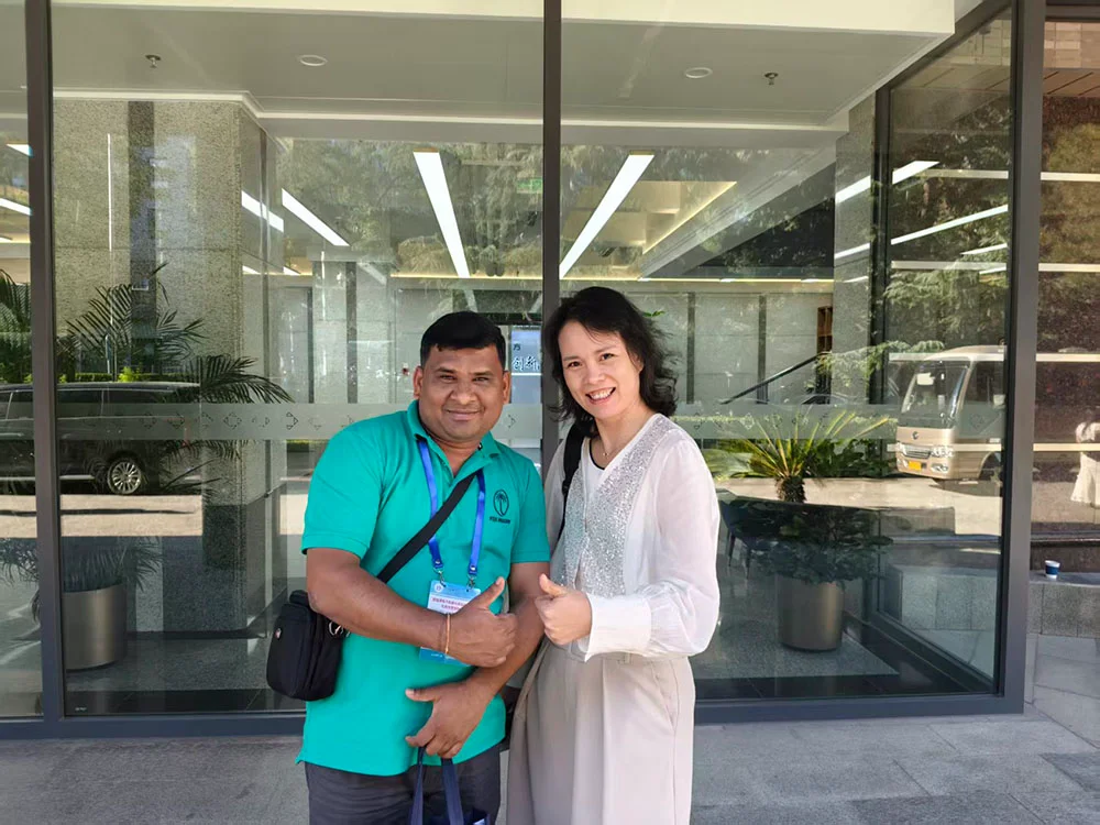 Foreign Guests Visit Yijin