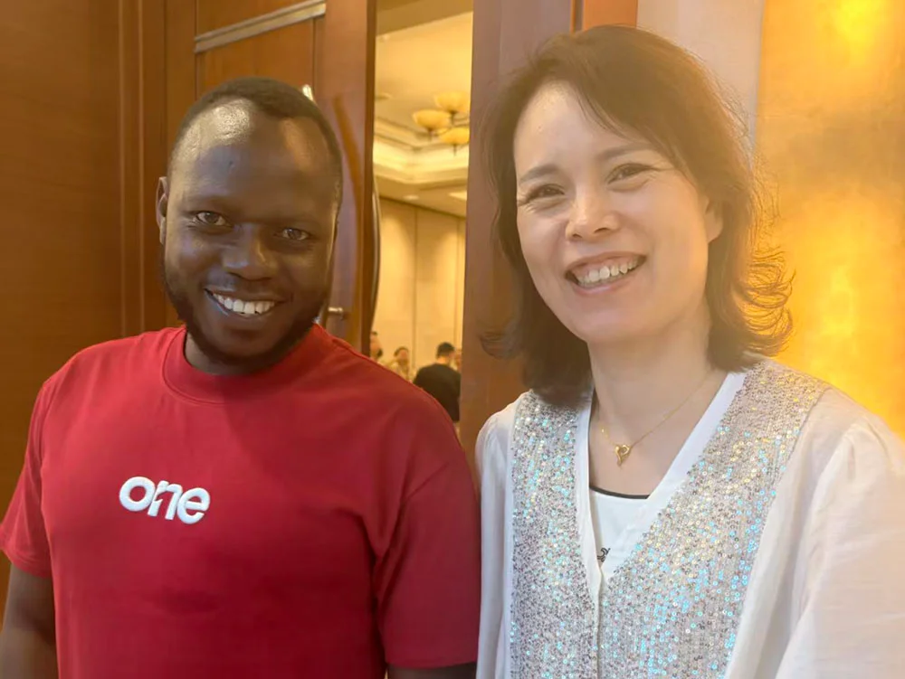 Foreign Guests Visit Yijin