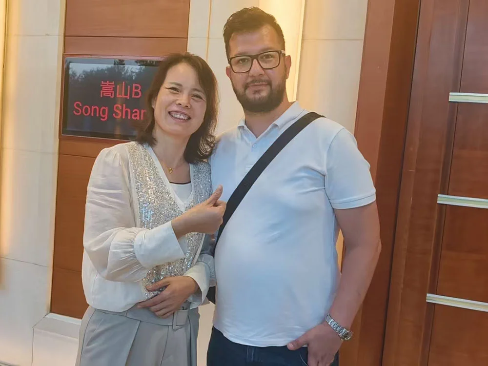 Foreign Guests Visit Yijin